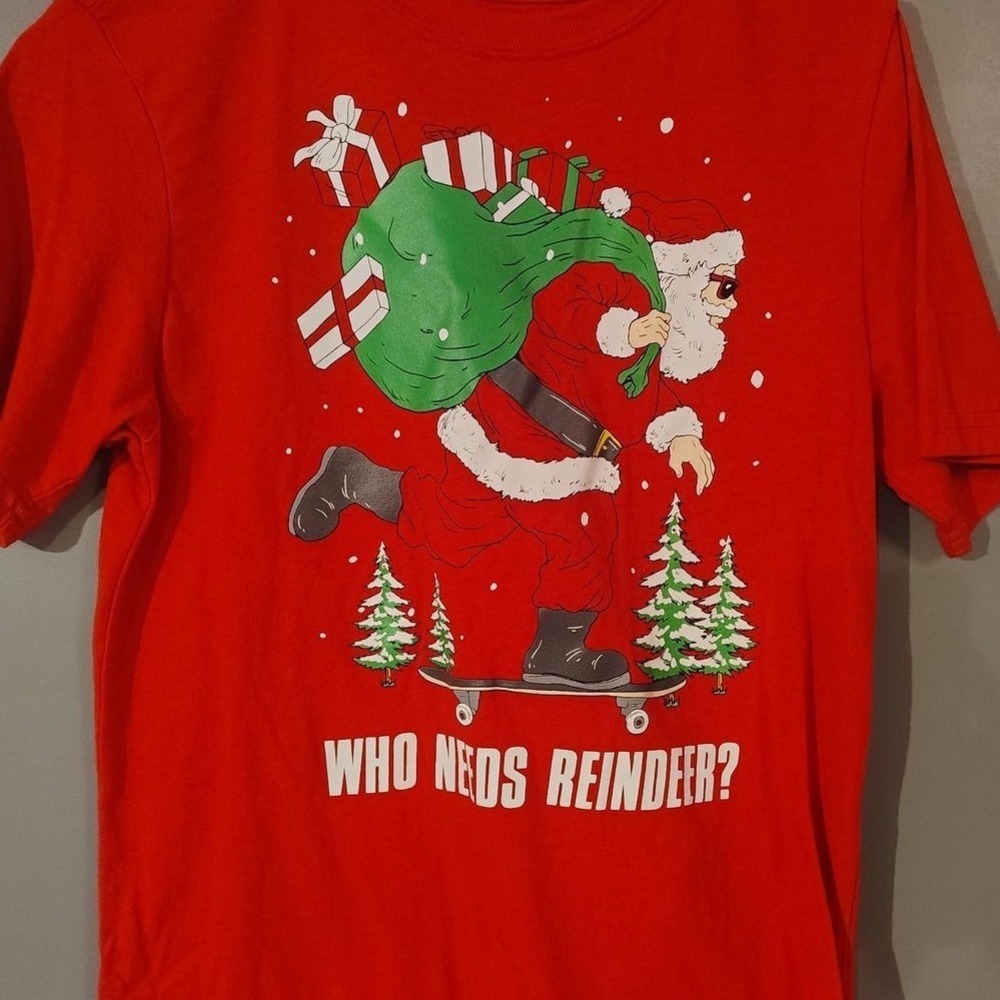 Holiday Time Boys Red Skateboard Santa Who Needs Reindeer Graphic Tee XL 14-16